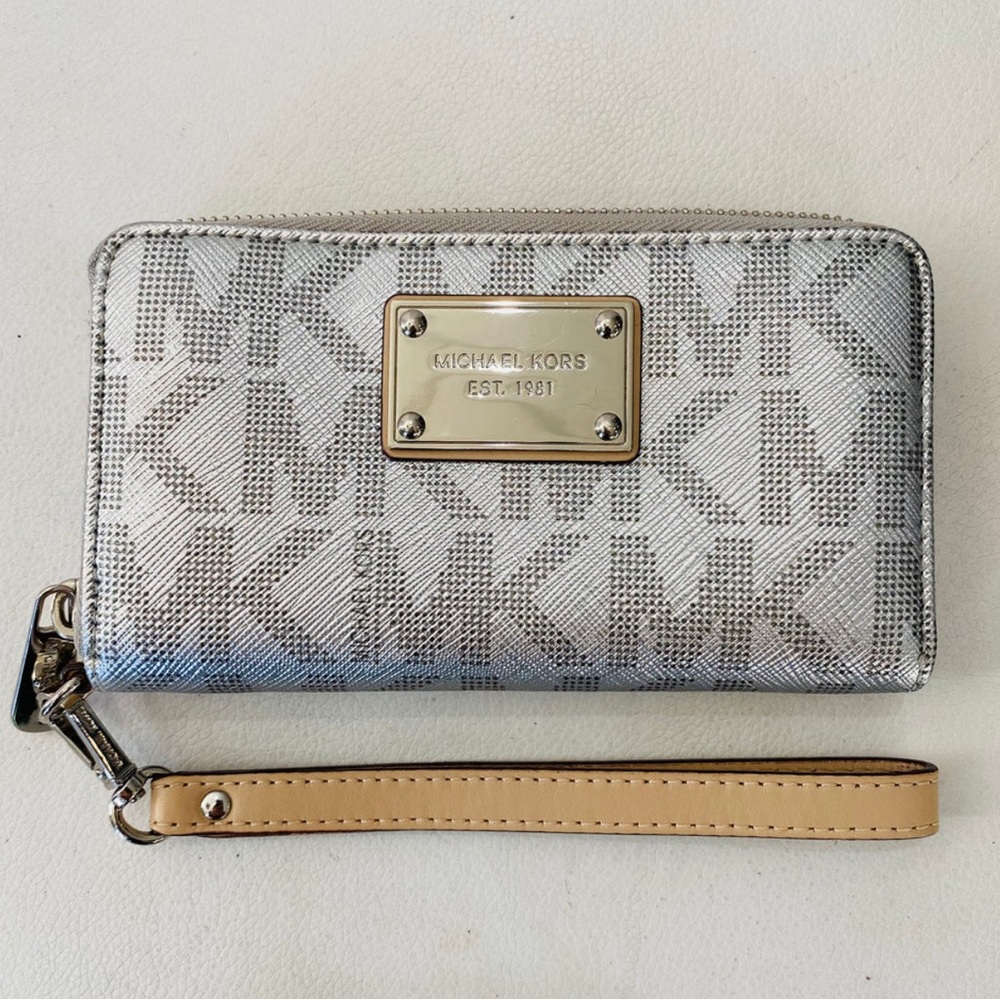 Michael Kors Wristlet Wallet Silver Metalic
